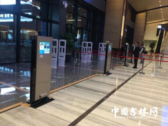 進(jìn)入烏鎮(zhèn)互聯(lián)網(wǎng)國(guó)際會(huì)展中心的安檢_副本.jpg